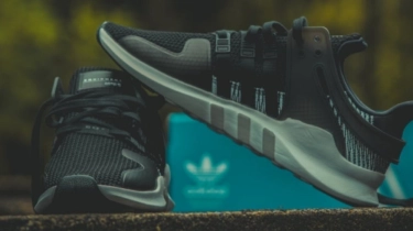 7 Sepatu Full Black Keren Buat Anak Sekolah: Harga Tak Kuras Uang Jajan