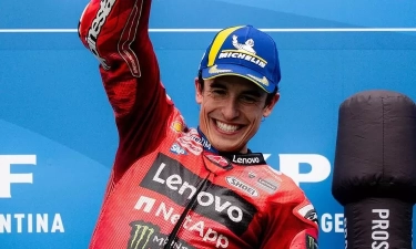 Beda Nasib Duo Marquez di MotoGP Belanda 2025: Marc Raih Kemenangan Keenam, Alex Kecelakaan di Sirkuit Assen!