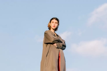 Biar Tampil Kece, Ikuti 6 Cara Styling Kemeja Oversize ala Fashionista Ini! Simpel dan Modis