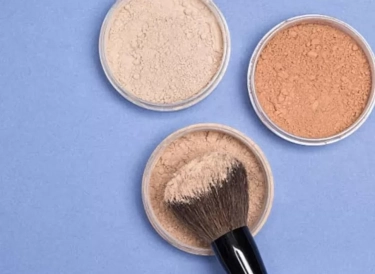 Membedakan Loose Powder dan Setting Powder: Kunci Makeup Flawless