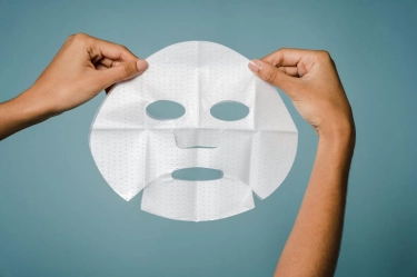 Tidak Banyak yang Tahu, Begini 7 Cara yang Benar untuk Pakai Sheet Mask Kecantikan!