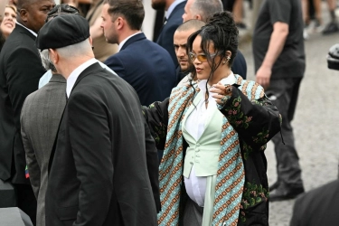 Hadiri Paris Fashion Week, Rihanna Pakai Kalung Rp 1 Miliar