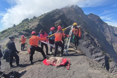 Kronologi Evakuasi Julina Marins dari Agam Rinjani, Seperti Dilempari Batu Saat Menuruni Jurang