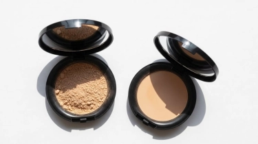 Kulit Berminyak Lebih Cocok Pakai Bedak Tabur atau Padat? Ini Kata Dokter Estetika