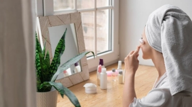 Masih Bingung Skincare Pagi Hari Apa Saja? Ini Urutan dan Rekomendasi Produknya