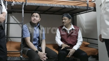 Pastikan Fasilitas Aman, Seskab Teddy Indrawijaya Ikut Jajal Kasur dan Kursi di Sekolah Rakyat