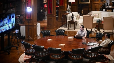 Prabowo Gelar Ratas Mendadak Dini Hari: Apa yang Dibahas Sampai Libatkan Bos Pindad dan PT DI?