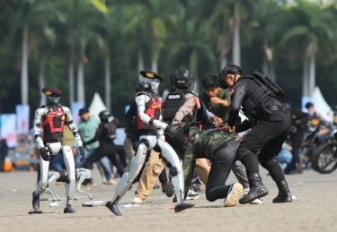 Aksi Robot Dog K-9 dalam Peringatan Hari Bhayangkara ke-79 di Monas Menarik Perhatian Ketua DPR Puan Maharani