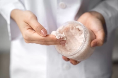 Ini Cara Memakai Body Scrub yang Benar! Mulai dari Kapan Dipakai hingga Seberapa Sering Bisa Diaplikasikan