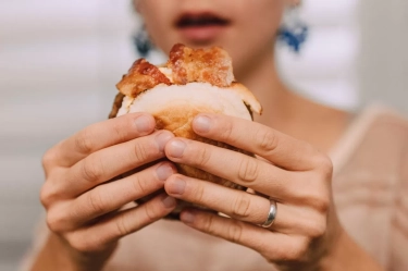 Ini Waktu Terbaik untuk Makan Malam Jika Kamu Ingin Merasa Lebih Ringan dan Tidur Lebih Nyenyak
