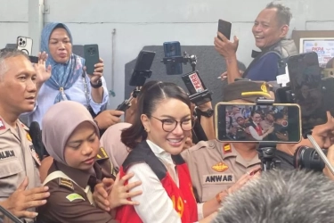 Petugas Borgol Nikita Mirzani saat Hadiri Sidang Eksepsi di PN Jaksel