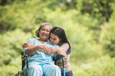 5 Cara Menjaga Hubungan Emosional dengan Orangtua di Panti Jompo