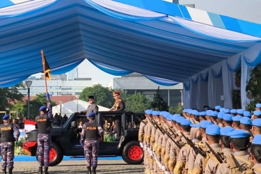 Kapolri Temani Presiden Prabowo Periksa Pasukan Upacara HUT Bhayangkara