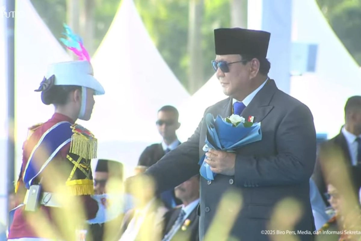 Momen Prabowo Berinteraksi dengan Polisi Cilik, Dapat Buket Bunga