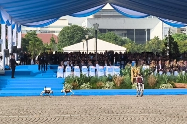 Momen Robot Polisi Unjuk Aksi di HUT Bhayangkara, Deteksi Pelaku Tawuran hingga Ledakan