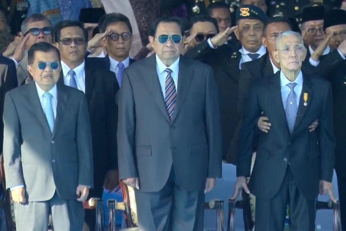 Saat Gibran Cium Tangan Try Sutrisno di Acara HUT ke-79 Bhayangkara