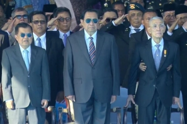 Saat Gibran Cium Tangan Try Sutrisno di Acara HUT ke-79 Bhayangkara