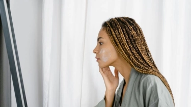 Apakah Harus Cuci Muka Dulu sebelum Reapply Sunscreen? Ini Step yang Benar Menurut Dokter Estetika