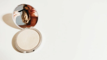 Ini Urutan Skincare yang Benar, Pakai Bedak Tabur Dulu atau Bedak Padat?