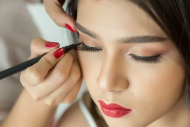 6 Langkah Cara Pakai Eyeliner untuk Pemula, Anti Gagal Gunakan Eyeliner Pensil & Eyeliner Cair