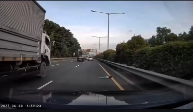 Detik-detik Mengerikan! Bocah Terlempar dari Bus Mabes TNI AD di Tol JORR, Terekam Dashcam dan Bikin Netizen Syok!