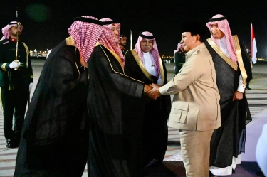 Presiden Prabowo Tiba di Jeddah, Diagendakan Bertemu PM Arab Saudi Bahas Peningkatan Pelayanan Jamaah Haji
