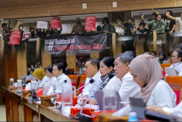 Rapat Komisi X DPR dengan Menteri Kebudayaan Fadli Zon Diwarnai Kericuhan, Koalisi Masyarakat Sipil Protes Pemberian Gelar Pahlawan untuk Soeharto