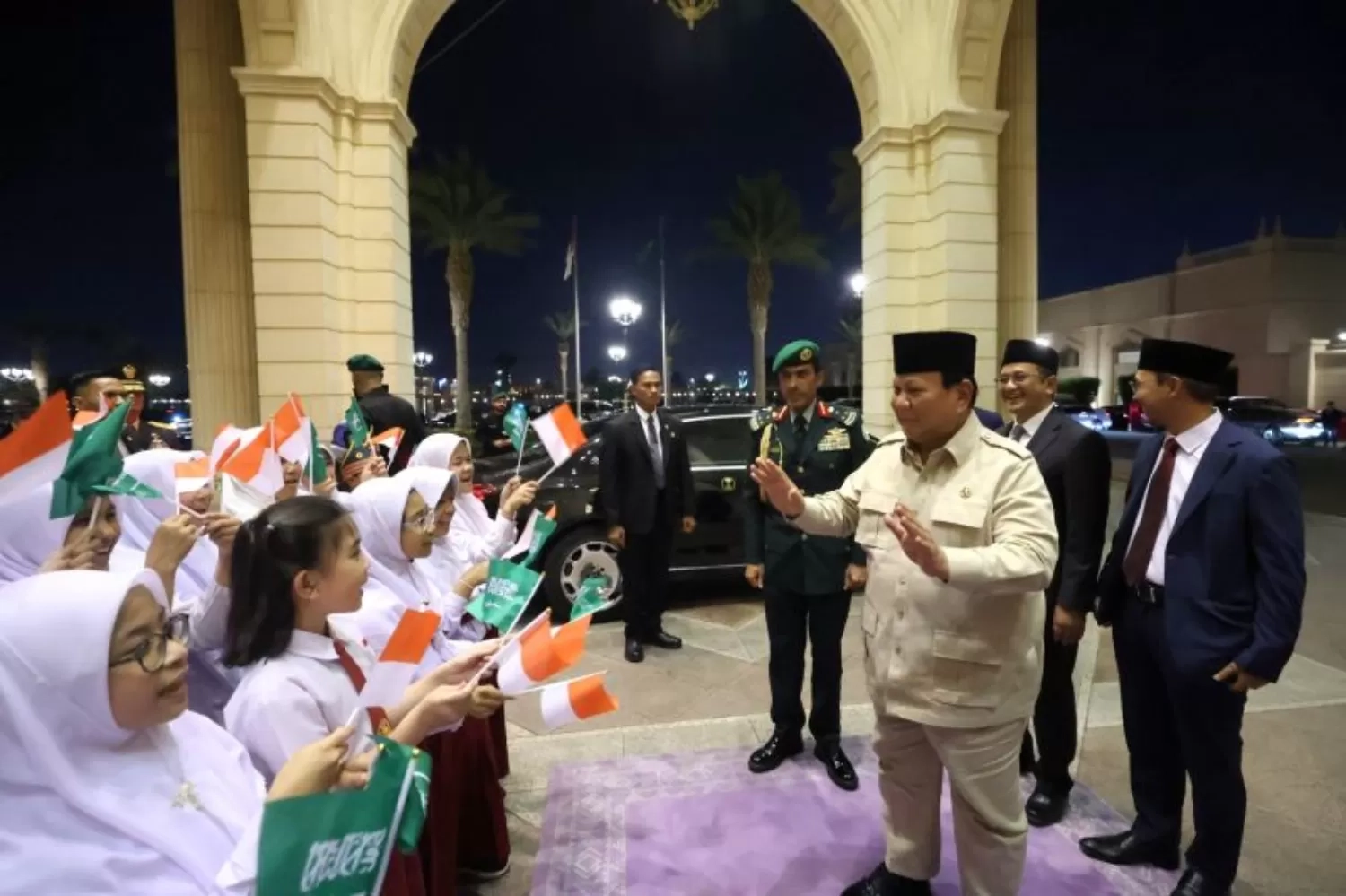 Tiba di Jeddah untuk Kunjungan Kenegaraan di Arab Saudi, Prabowo Disambut Diaspora Indonesia, Juga Interaksi dengan Anak--Anak
