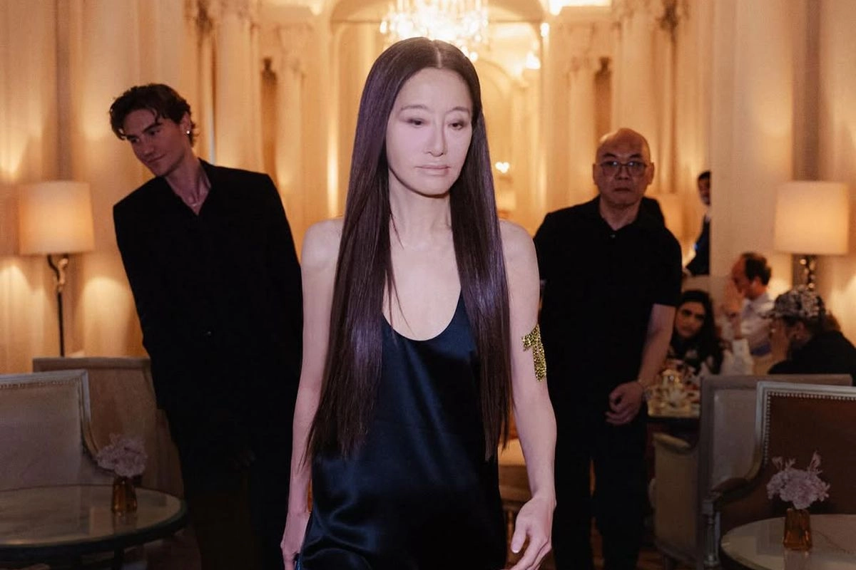 Gaya Vera Wang Rayakan Ulang Tahun ke-76 Pakai Gaun Hitam Backless
