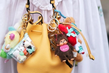 Kebangkitan Bag Charms, Aksesori Tas yang Jadi Statement Baru
