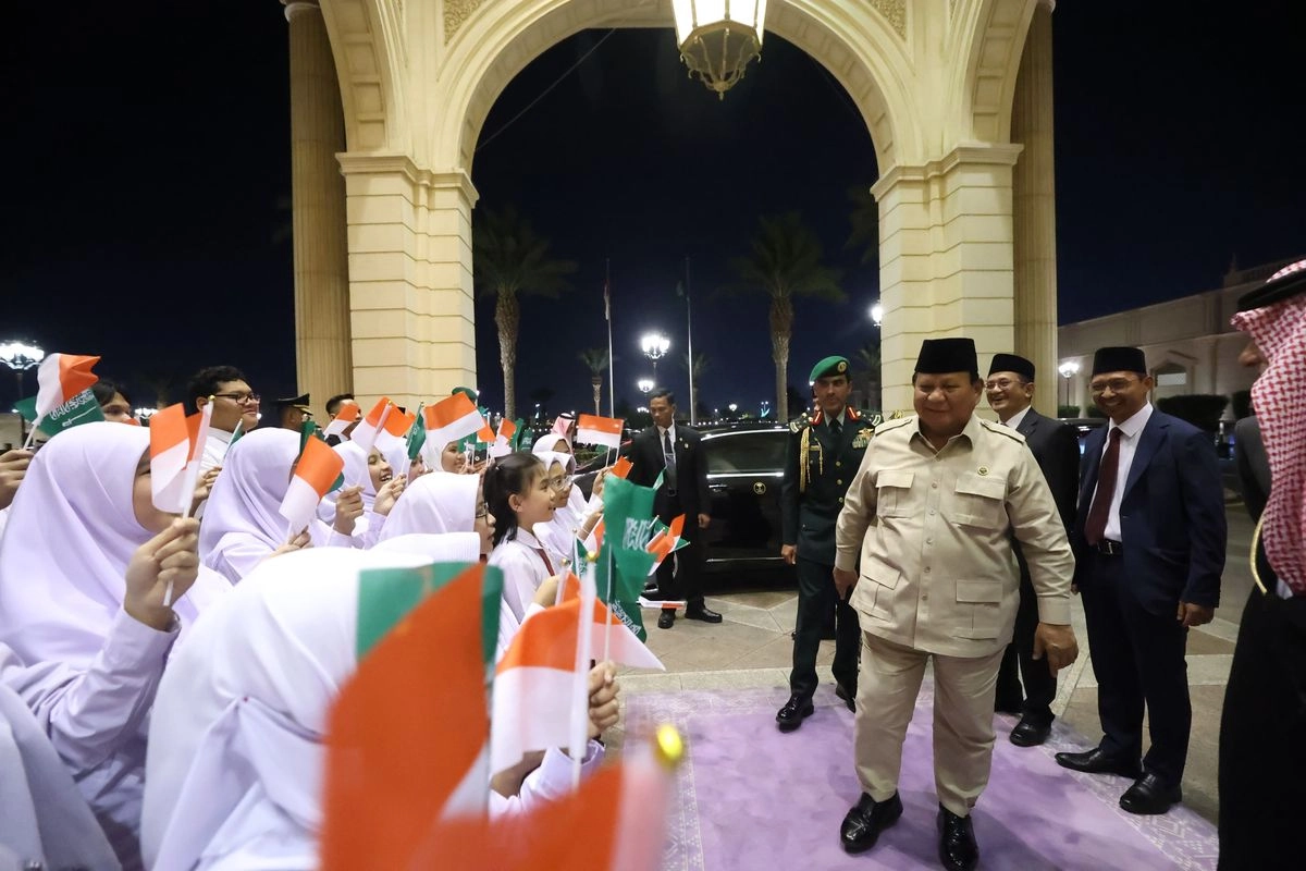 Pelajar dan Diaspora Indonesia Sambut Prabowo Saat Tiba di Hotel di Jeddah