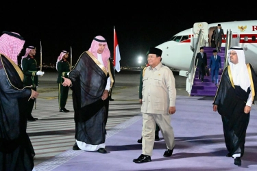 Prabowo Disambut Upacara Kehormatan Saat Tiba di Arab Saudi