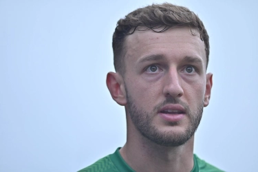 Statistik Kiper Baru Persib Adam Przybek Vs Kevin Ray Mendoza