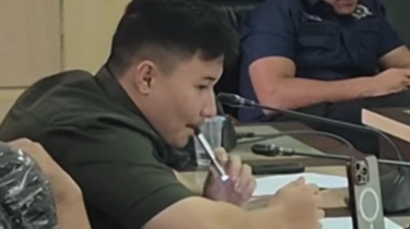 Anggota DPRD KendariFadhal Rahmat Asyik Isap VapeSaat Rapat, Aksinya Tuai Kecaman