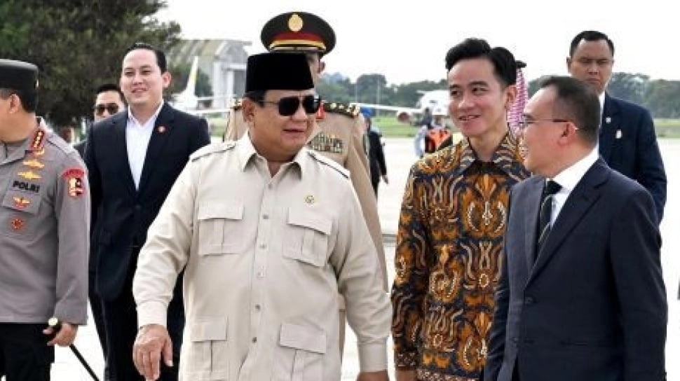 Misteri Tawa dan Bisik Rahasia Prabowo ke Gibran Sebelum Lawatan 10 Hari, Dasco: 'Mau Tau Aja'