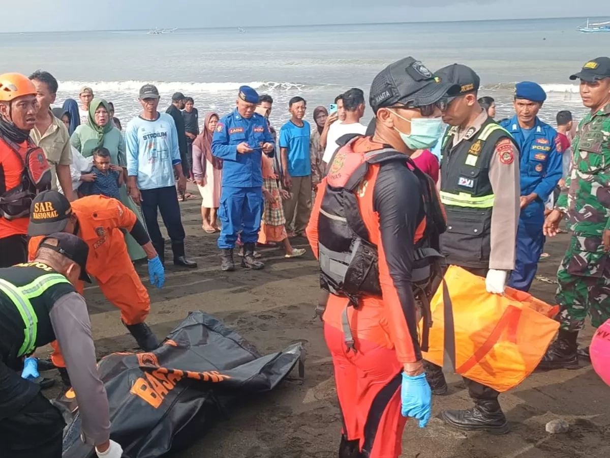 Evakuasi Korban KMP Tunu Pratama Jaya Terhambat Cuaca Ekstrem di Banyuwangi