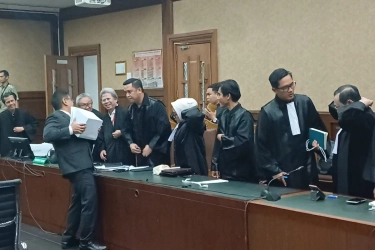 Hasto Tertawa Saat Coba Angkat Surat Tuntutan 1.300 Halaman Jaksa KPK