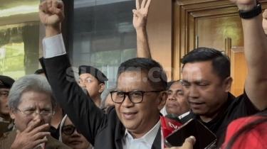 Pekik Merdeka, Hasto Kepalkan Tangan Usai Dituntut 7 Tahun Penjara