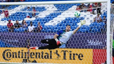 Breaking News! Patrick Kluivert Semringah, Maarten Paes Is Back