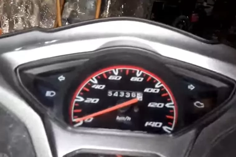 Kaca Speedometer Motor Kamu Retak? Ini 5 Penyebab Utama yang Sering Diabaikan