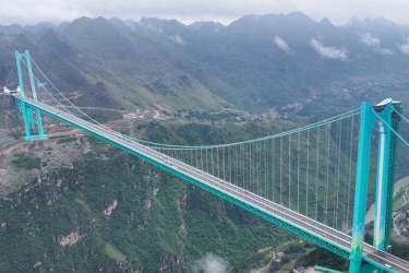 Jembatan Tertinggi Dunia di China Jadi Magnet Bagi Penggemar Olahraga Ekstrem Dunia