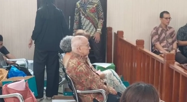 Orang Tua dan Istri Nadiem Makarim Setia Hadiri Sidang Praperadilan di PN Jaksel