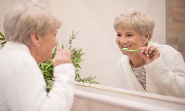 Tips Menjaga Gigi Meski Usia Menginjak 60-an, Panduan Perawatan Gigi untuk Lansia