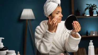 Urutan Skincare Malam untuk Usia 30-an, Lengkap dengan Rekomendasi Produk Terjangkau