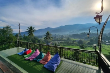Ini 7 Tempat Nongkrong Estetik di Puncak, Bogor, dan Cianjur dengan View Pegunungan dan Kebun Teh