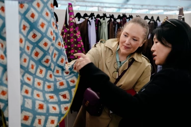 Kolaborasi Desainer Internasional dan Pengrajin Lokal Indonesia di Ajang Mode Dunia Paris