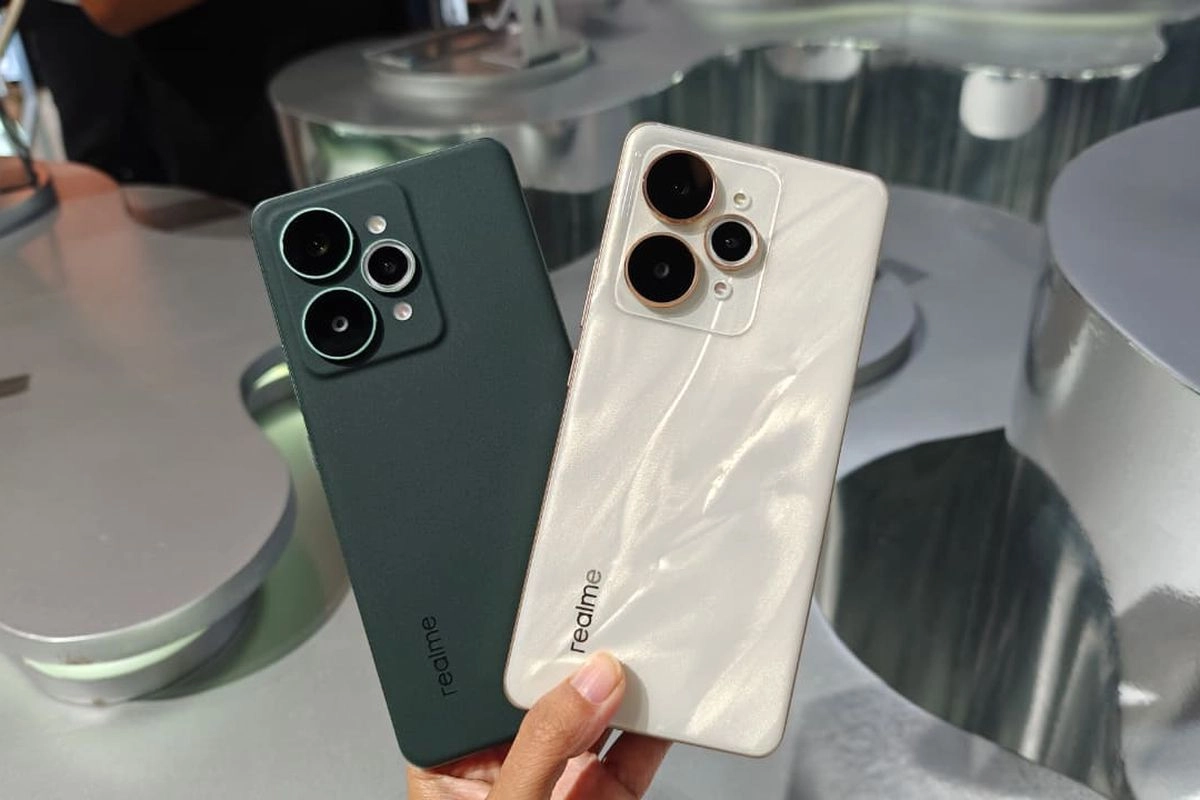 Hands-on Realme 15 Pro, HP Baterai 7.000 mAh yang Tipis dan Enteng