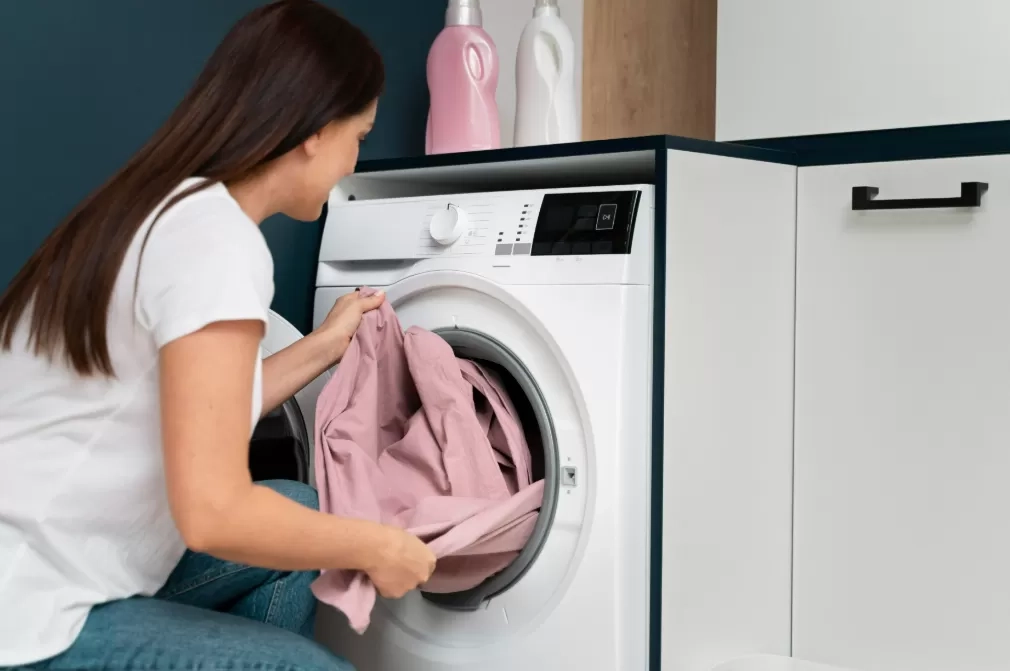 Mengapa Kita Perlu Mencuci Baju Baru Sebelum Memakainya? Begini Penjelasannya
