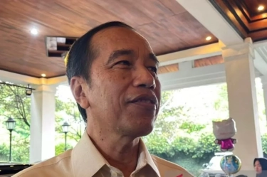 Momen Jokowi Mesam-mesem Saksikan Wali Kota Tegal Tepuk Sakinah Usai Sah jadi Suami Gadis Asal Solo