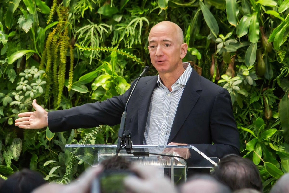 Ramalan Bos Amazon soal Rumah Permanen di Luar Angkasa